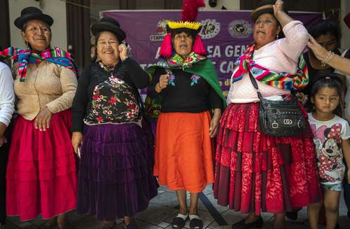 Indígenas gritaron consignas contra la presidenta de Perú, Dina Boluarte, ayer, desde el campamento en que se alojan en Lima.