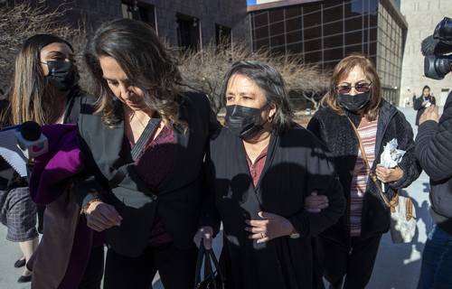 Familiares de las víctimas de la masacre perpetrada en un supermercado el 3 de agosto de 2019, ayer al salir de la corte en El Paso, Texas.