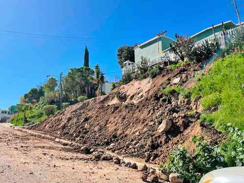 La casa de Evarista García, quien denunció que la empresa constructora Grupo Melo extrajo parte de la tierra que colinda con su vivienda en Tijuana, Baja California, y la dejó al borde de un voladero, lo que pone en peligro su patrimonio.