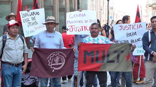 Integrantes del Movimiento Unificador de Lucha Triqui se manifestaron ayer frente al palacio de gobierno de Oaxaca, en la capital del estado, en repudio al asesinato de tres de sus miembros, y anunciaron que se retirarán de las mesas de paz que acordaron con el gobernador Salomón Jara hasta que se castigue a los responsables.