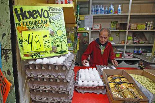 El clima invernal y la gripe aviar encarecen el huevo, señaló el titular de la Profeco, Ricardo Sheffield.