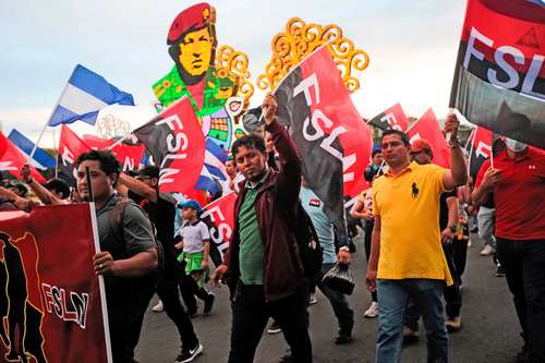 Simpatizantes del presidente nicaragüense Daniel Ortega en Managua. Algunos llevaron globos con forma de avión en referencia al vuelo que sacó del país a 222 excarcelados.