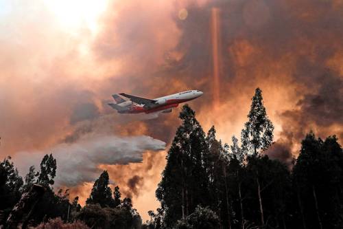 Los incendios forestales se han prolongado durante más de una semana en el centro-sur de Chile, dejando al menos 24 muertos. La imagen, en Ninhue, región de Uble.