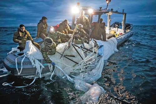 En imagen del pasado día 5, elementos del Grupo 2 de Eliminación de Artefactos Explosivos recuperan los restos de un globo derribado en la costa de Myrtle Beach, Carolina del Sur.