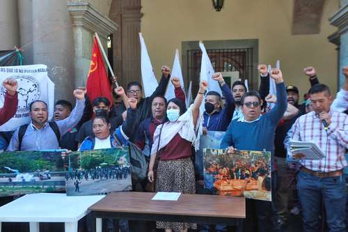 Encabezada por su dirigente, Yenny Pérez Martínez, la sección 22 de la Coordinadora Nacional de los Trabajadores de la Educación respaldó al Comité de Víctimas por Justicia y Verdad 19 de Junio en su exigencia de que se castigue a los responsables de la represión que sufrieron maestros en el municipio de Nochixtlán en 2016.