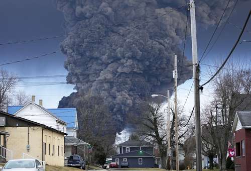 Una columna de humo se eleva sobre East Palestine, Ohio, luego de un incendio controlado tras el descarrilamiento de un tren que transportaba sustancias tóxicas. La imagen es del pasado día 6, pero el percance ocurrió tres días antes.