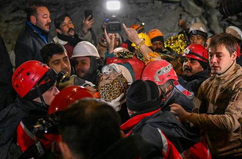 Seher, una joven de 15 años, es rescatada y trasladada a una ambulancia 210 horas después del terremoto en la provincia de Hatay.