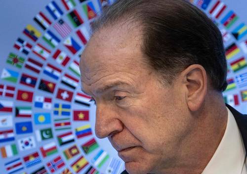 El presidente del Banco Mundial, David Malpass, dejará el cargo a finales de junio “para enfrentar nuevos retos”, dijeron ayer el propio Malpass y el banco. Durante su gestión, la institución se enfrentó a crisis mundiales como la pandemia del covid-19 y la invasión rusa a Ucrania. No estaba claro por qué el funcionario se irá un año antes del final de un mandato de un lustro. Con anterioridad, ambientalistas pidieron cesarlo por considerar inadecuada su visión de la crisis climática. La Casa Blanca también lo reprendió: la secretaria de prensa, Karine Jean-Pierre, dijo que se esperaba que el banco fuera líder en la respuesta a la crisis climática.