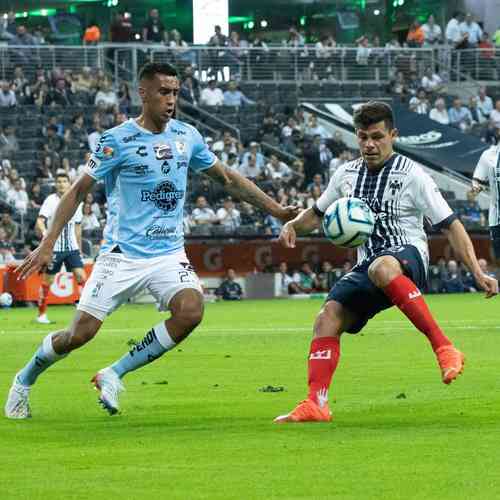 Con goles de Rogelio Funes Mori (24) y Alfonso Ponchito González (34), a la derecha, Monterrey tomó el liderato en la jornada siete de la Liga Mx, al derrotar 2-0 a un Querétaro que sigue sin ver el triunfo. Los Rayados llegaron a 18 unidades y relegaron a Tigres al segundo escalón. En tanto, Miguel Herrera tuvo un amargo debut como técnico de Xolos, al caer 2-1 ante Chivas. Víctor Guzmán (37 y 89) anotó dos penales y los tapatíos alcanzaron 12 unidades, mientras Tijuana sufrió su primer descalabro después de cuatro juegos y sólo tiene siete puntos.