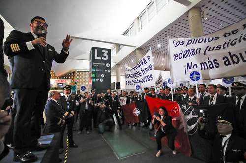 Integrantes de la ASPA colocaron las banderas rojinegras en los mostradores de Aeromar en el AICM.