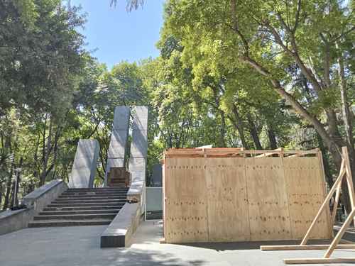 La alcaldía Cuauhtémoc se alista a intervenir un monumento de más de cuatro décadas en el parque España sin contar con los permisos, denunciaron vecinos.