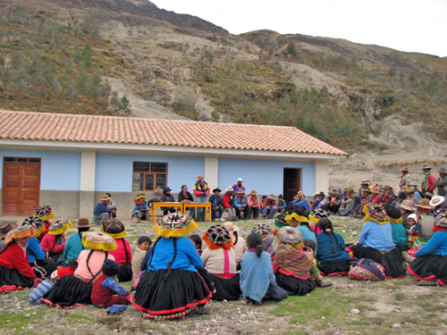 Asamblea de ronderos, Cusco.  Leif Korsbaek & Marcela Barris Luna