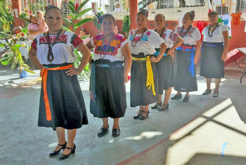 Vestido tradicional de Tlamaya Grande. Las socias de la Cooperativa portan con orgullo su traje típico en la 2° Feria del Litchi.  Elidé González Villa