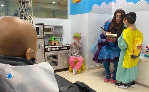 Voluntarios llevaron regalos, cuentacuentos y risoterapia a niños con cáncer en hospital de BC.