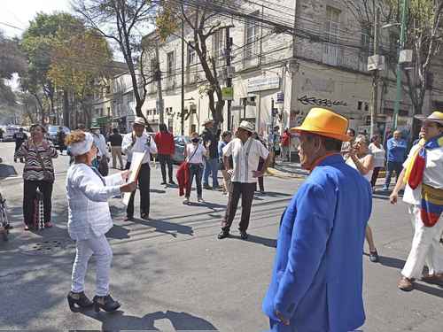 Los bailadores exigen que la alcaldía los deje realizar sus actividades, a las cuales ningún vecino se opone.