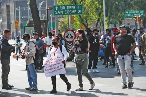 Por más de tres horas, integrantes del plantón cannábico, que se encontraban afuera del Senado, bloquearon el cruce de Insurgentes y Reforma, luego de ser desalojados la madrugada de ayer.