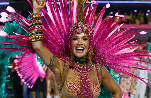 En total, más de 400 desfiles de comparsas o grupos de músicos y bailarines caminan por las calles de Río de Janeiro.