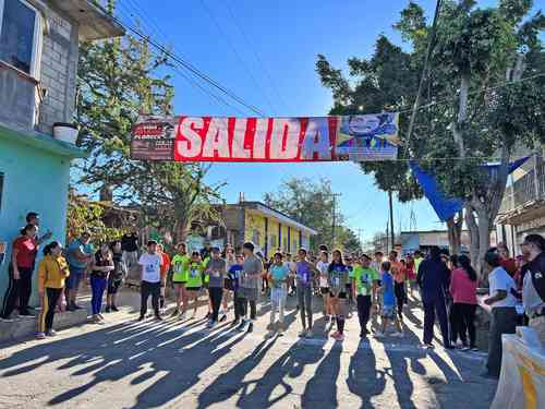 Participantes en la primera Carrera por la Vida y la Memoria que Florece, en Amilcingo, Morelos, organizada por el Frente de Pueblos en Defensa del Territorio, el Agua y el Aire, en recuerdo del activista asesinado en 2019.