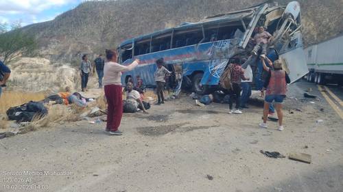 Personal de diversas corpo-raciones de Oaxaca y Puebla acudió al lugar del accidente registrado en la autopista Cuacnopalan-Oaxaca, para auxiliar a las víctimas.