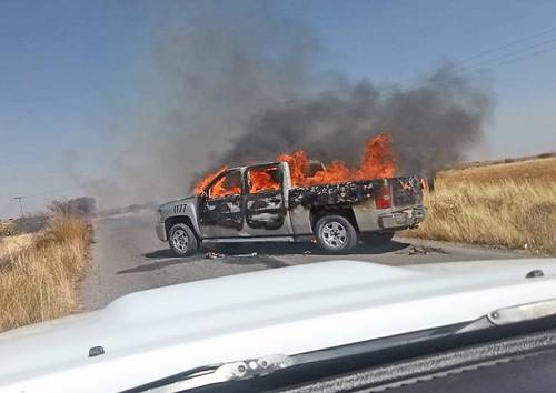 Presuntos integrantes de bandas de la delincuencia organizada realizaron ayer bloqueos carreteros y arrojaron artefactos conocidos como ponchallantas en vías que cruzan diversos municipios de Zacatecas, presuntamente en respuesta a la captura de un líder criminal. En la imagen, una camioneta fue atravesada e incendiada en la carretera que comunica a la ciudad de Calera con la comunidad de Río Frío.