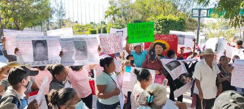 Familiares de las víctimas de la guerra sucia en Guerrero marcharon ayer por las calles de Chilpancingo, hasta el sexto Batallón de Ingenieros Combatientes, donde realizaron un mitin para exigir justicia.