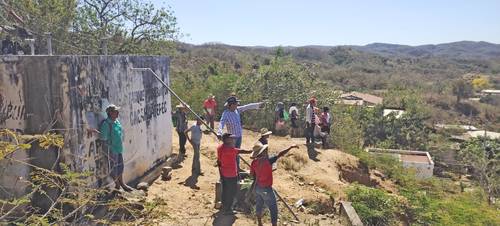 Comuneros de Cacahuatepec, municipio de Acapulco, mostra-ron el tanque y pozo de agua que se encuentra en su poblado, para denunciar la mala calidad en la infraestructura y el suministro del líquido por parte de la Comisión de Agua Potable y Alcantarillado municipal.