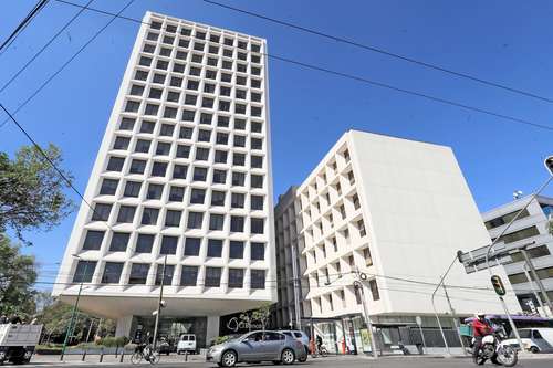 El edificio marcado con el número uno de la calle Campos Elíseos, colonia Polanco, alcaldía Miguel Hidalgo, es unos de los construidos con pisos de más; asimismo, se han cambiado los usos de suelo ante la tolerancia u omisión de las autoridades de la demarcación, denunciaron residentes.