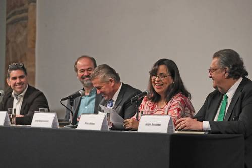 Desde la izquierda, Juan Villoro, Jorge Vázquez González, Mónica Mateos y Jorge F. Hernández, ayer, durante el homenaje al periodista en el Palacio de Bellas Artes.