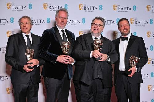  El director de cine animado Mark Gustafson, el productor Gary Ungar, Del Toro y el productor Alex Bulkley posan con sus estatuillas. Foto Afp