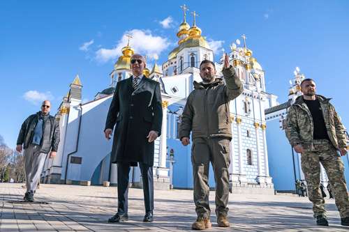  Los presidentes Joe Biden, de EU, y Volodymir Zelensky, de Ucrania, ayer en Kiev, con la catedral de San Miguel al fondo. Foto Ap