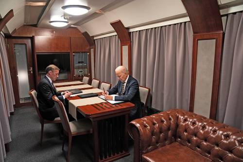  La sorpresiva visita a Kiev del presidente estadunidense, Joe Biden, ayer, incluyó un traslado en tren a lo largo de la frontera polaca (en la imagen). Lo acompaña el consejero de Seguridad Nacional, Jake Sullivan. Foto Ap