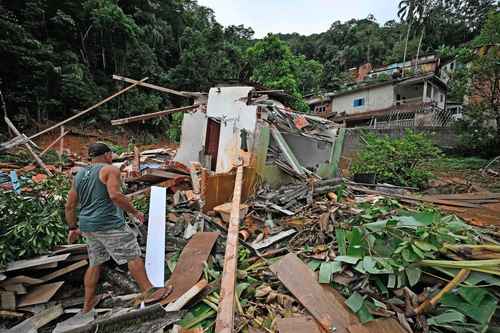 Residentes de la playa de Juquehy, en el municipio de Sao Sebastiao, perdieron todo debido a las lluvias torrenciales del pasado fin de semana.