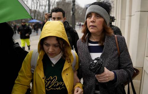 La esposa de García Luna, Linda Cristina Pereyra (derecha), sale de la corte donde el ex funcionario es juzgado.