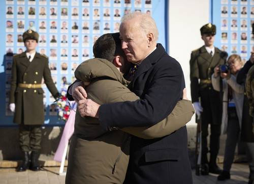 Joe Biden y Volodymir Zelensky se despiden, el lunes en Kiev.