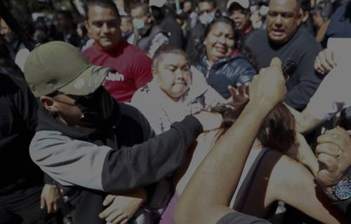El domingo, personal de la alcaldía Cuauhtémoc –entre éste Guadalupe Lizett González González (centro)– agredió a músicos y vecinos en Santa María la Ribera.