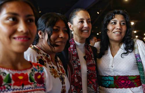 La jefa de Gobierno, Claudia Sheinbaum, apoyó la petición de mujeres indígenas sobre la colocación de la Joven de Amajac en la ex glorieta de Colón.