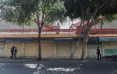 La OCDE destacó en un informe el impacto del covid-19 en la economía global, que obligó al cierre de muchas empresas y comercios en la parte más álgida de la pandemia. Imagen de comercios en el Centro Histórico de la CDMX en junio de 2020.