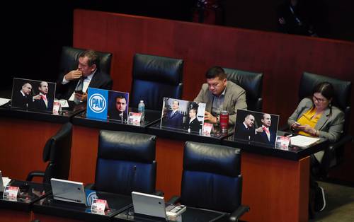 Mientras se discutía el plan B electoral en la sesión de ayer, senadores de Morena colocaron imágenes de Felipe Calderón y Vicente Fox con Genaro García Luna.