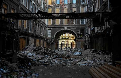 Edificios devastados en el centro de Járkov, en imagen de ayer.
