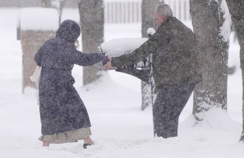 Poderosas tormentas de invierno avanzan sobre Estados Unidos con fuertes nevadas que dificultan el tránsito en algunas regiones, a pesar de que en otras se pronostica un calor inusual. Una amplia franja del país, desde el litoral oeste hasta la región de los Grandes Lagos, es azotada con nevadas que ya han provocado cancelación de vuelos y problemas en el suministro eléctrico. Las advertencias de nieve recaen incluso en regiones soleadas cerca de Los Ángeles, al igual que sobre los estados más fríos del norte del país. La imagen, ayer en Provo, Utah.