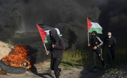 Palestinos protestan en la frontera entre Gaza e Israel por la incursión en Nablus.