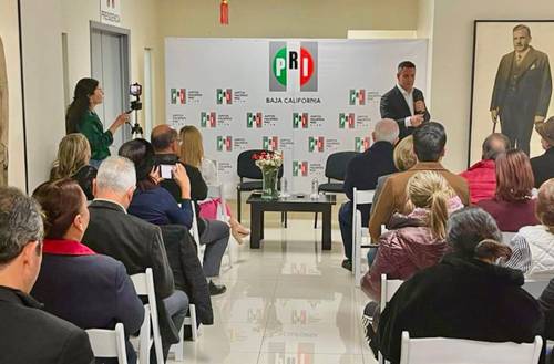 Alejandro Murat Hinojosa se reunió con empresarios y colegas del PRI en Baja California, a quienes presentó su proyecto político como aspirante a la Presidencia de México bajo el lema “Piensa México”.