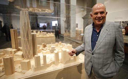 Javier Sordo, hijo del arquitecto Juan Sordo Madaleno, junto a una de las 16 maquetas que se incluyen en la exposición Transformación urbana: Sordo Madaleno Arquitectos.