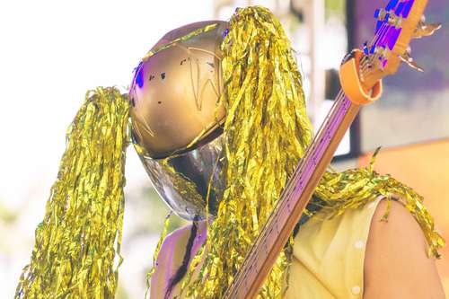 La banda colombiana Los Cotopla Boyz se presentó por primera vez en un festival internacional. En la imagen, luciendo un casco amarillo, Miguel Velázquez, bajista del grupo, en el escenario la Estación del Carnaval Bahidorá 2023.
