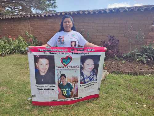 Patricia del Carmen Ton Méndez porta un cartel en el que pide información sobre el paradero de su hijo Hugo Ton Méndez, así como su nuera, Karina del Carmen Ruiz Guillén, y el hermano de ésta, Carlos Alfredo; los tres desaparecieron en el estado de Tamaulipas el 19 de abril de 2019.