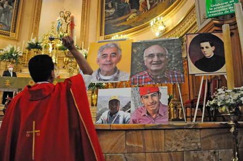 Los rostros de los sacerdotes Javier Campos Morales y Joaquín Mora Salazar en el atrio de la parroquia San Francisco Javier, en el poblado de Cerocahui, municipio de Urique, Chihuahua. Ambos fueron asesinados, junto con el guía de turistas Pedro Eliodoro Palma Gutiérrez, el 22 de junio de 2022.