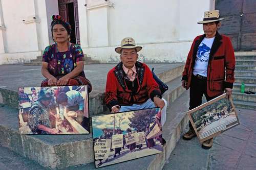 Indígenas participaron ayer en la ceremonia 24 del Día Nacional por la Dignidad de las Víctimas del Conflicto Armado Interno en Guatemala. En 1999, la Comisión de la Verdad concluyó que más de 200 mil personas murieron o desaparecieron a manos del ejército durante la guerra civil (1960-1996).