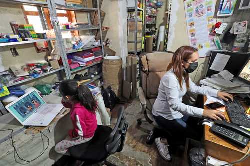 La modalidad de educación desde casa amplió en muchos casos la brecha en el aprovechamiento escolar por falta de acceso a Internet y computadora.