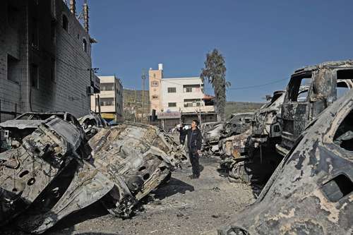 Sorpresa y horror vivieron ayer los residentes de Huwara, cerca de la ciudad cisjordana de Nablus, tras el ataque de colonos israelíes la noche del domingo.