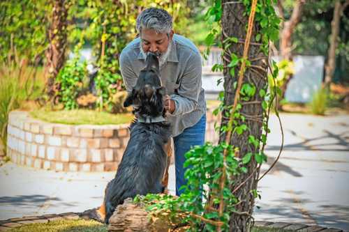 El realizador y su mascota en el jardín de sus oficinas, en las afueras de Hyderabad, en el sur de India.